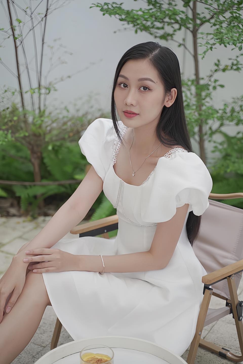 Ngoài đời thường, Quế Anh có thời trang nữ tính, nhẹ nhàng, phong cách trang điểm trong trẻo, tôn lên nét thanh tú của gương mặt. 