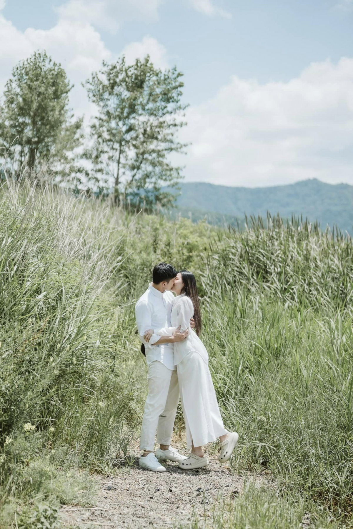 Midu và Minh Đạt tổ chức đám cưới vào cuối tháng 6 vừa qua. Tại lễ cưới, Minh Đạt nói muốn bù đắp tổn thương tình cảm mà Midu từng chịu trong quá khứ. Midu bày tỏ luôn có cảm giác an toàn khi bên chồng. Cô nhận xét chồng là người tâm lý, thấu hiểu vợ. Hai người hứa sẽ luôn tôn trọng nhau, vun đắp cho gia đình nhỏ.