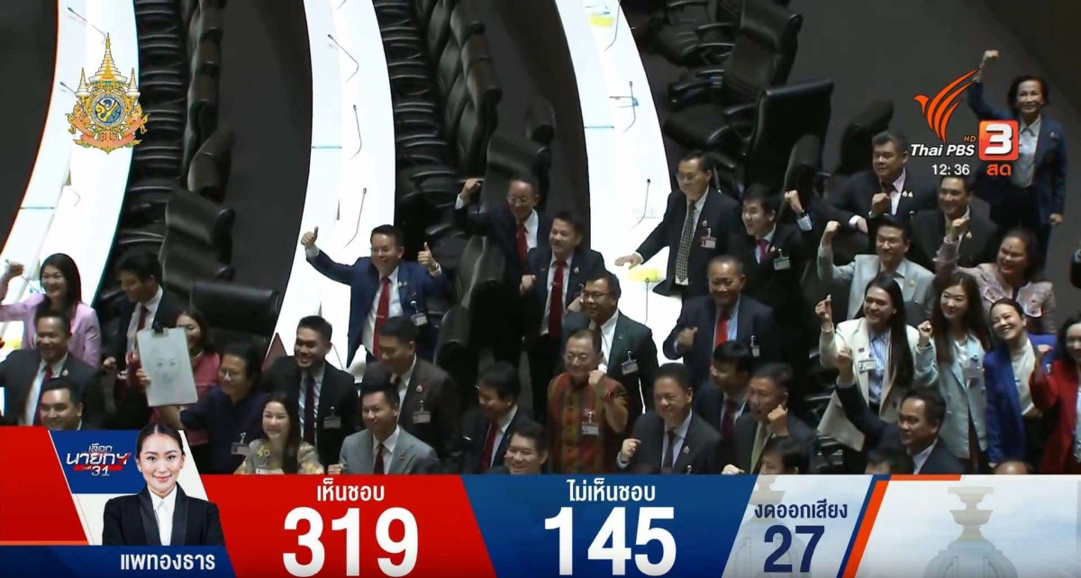 Con gái ông Thaksin thành thủ tướng mới của Thái Lan ở tuổi 38.