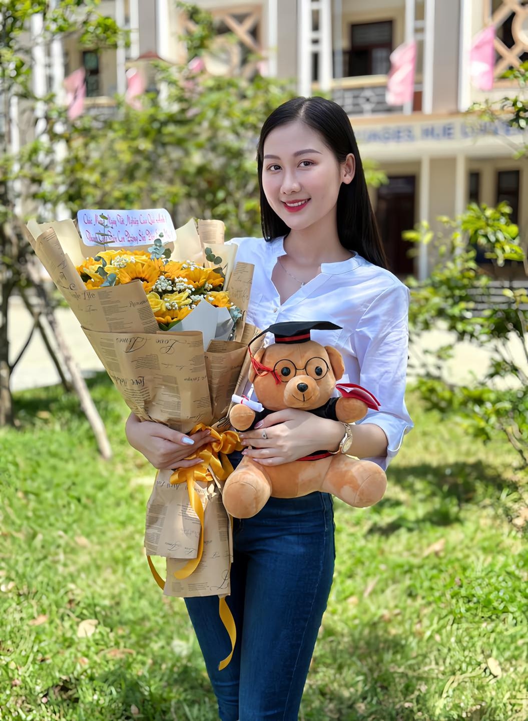 Người đẹp sở hữu một số thành tích nổi bật như Á khôi Đại học Huế năm 2020, Top 40 Hoa hậu Việt Nam 2020, Á hậu 1 Du lịch Đà Nẵng 2022, Giải Nhất Cuộc thi “Sinh viên với Áo dài Huế” năm 2022.