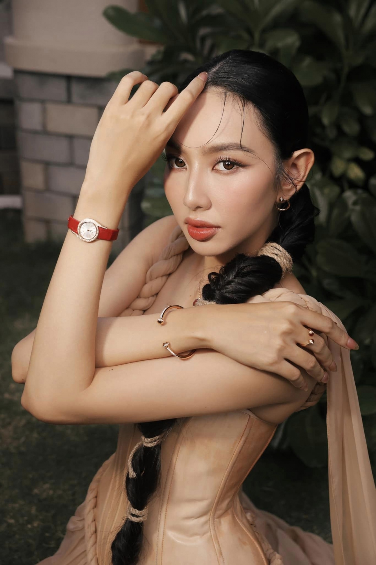 Nguyễn Thúc Thùy Tiên sinh năm 1998, cao 1m71, số đo ba vòng 83-62-92. Cô từng là Á khôi 1 tại Hoa khôi Nam Bộ 2017 trước khi lọt Top 5 và là Người đẹp Nhân ái của Hoa hậu Việt Nam 2018. Cô từng đại diện Việt Nam dự thi Hoa hậu Quốc tế 2018. Năm 2021, cô là đại diện Việt Nam tại đấu trường nhan sắc Miss Grand International và giành ngôi vị cao nhất cuộc thi.