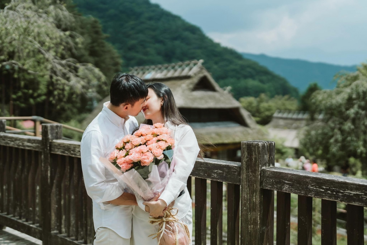 Midu đăng loạt ảnh mới "tình bể bình" bên ông xã Minh Đạt. Midu diện áo sơ mi trắng, khoe nhan sắc trong trẻo, tay cầm bó hoa, thể hiện tình cảm ngọt ngào bên chồng mới cưới.