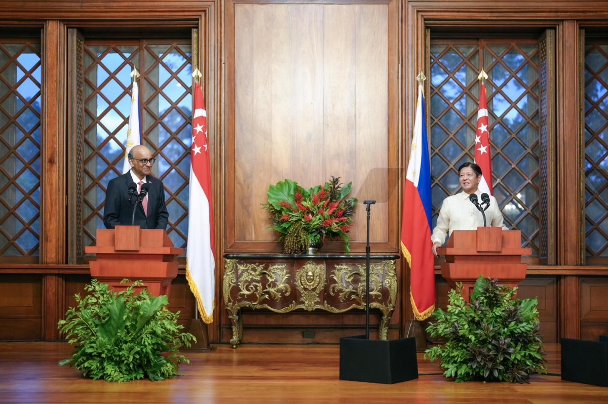 Tổng thống Philippines Ferdinand Marcos Jr. và Tổng thống Singapore Tharman Shanmugaratnam tổ chức họp báo chung. Nguồn ảnh: Văn phòng Tổng thống Philippines