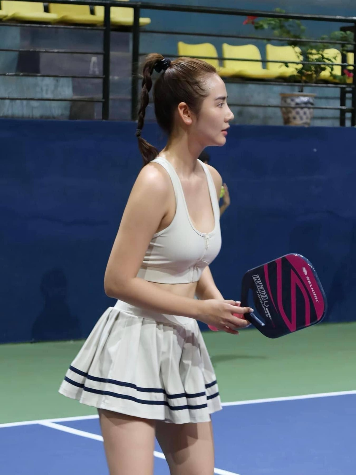 Một số trang phục phổ biến khi chơi pickleball là áo thun thể thao, quần short, váy thể thao hoặc quần legging. Huyền Lizzie tập chơi pickleball được vài tháng nay. Mỗi lần ra sân, nữ diễn viên đầu tư trang phục kỹ càng, chọn những bộ đồ cùng tông màu, tôn eo thon, dáng nuột.