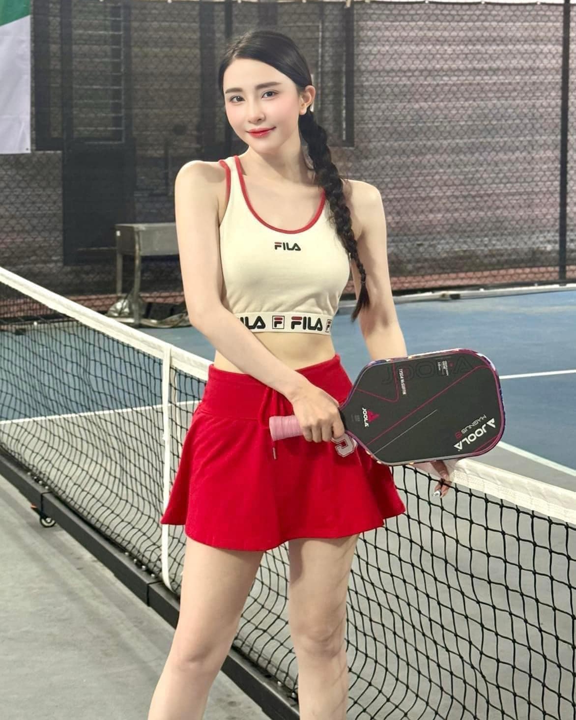 Pickleball là môn thể thao kết hợp giữa bóng bàn, tennis và bóng chuyền. Môn thể thao này có lối chơi đơn giản và phù hợp với nhiều đối tượng khác nhau nên nhiều mỹ nhân Việt cũng thử sức với pickleball. Quỳnh Nga ra sân với set đồ thể thao Hàn Quốc màu đỏ, khoe trọn eo thon và đôi chân dài. 