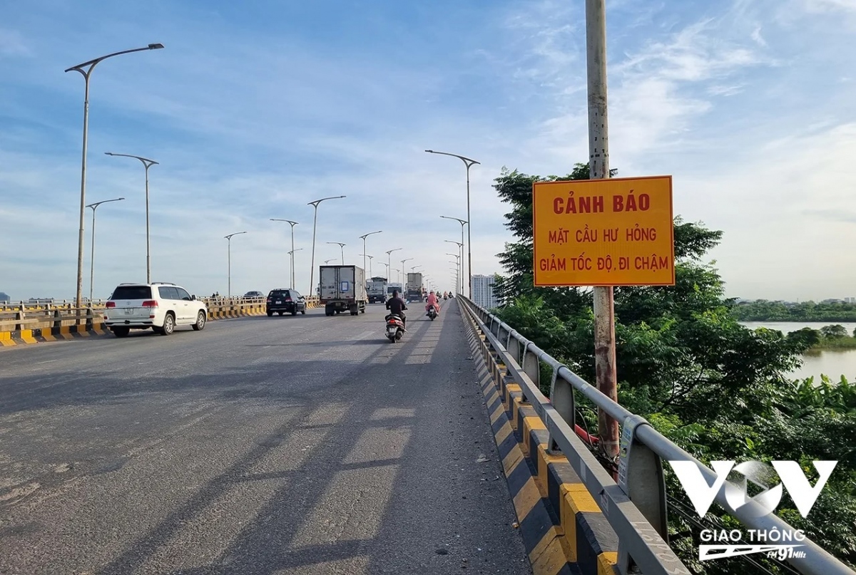 Biển cảnh báo chỉ được đặt duy nhất một vị trí ở giữa cầu, tại lan can bên phải, khó quan sát với người điều khiển xe ô tô (Ảnh - Minh Hiếu)