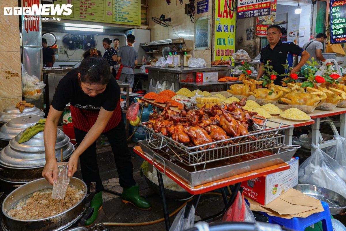 Một tiểu thương cho biết, mặt hàng này đã đắt khách khoảng chục ngày trước, vì người dân có thói quen cúng rằm tháng 7 từ sớm.
