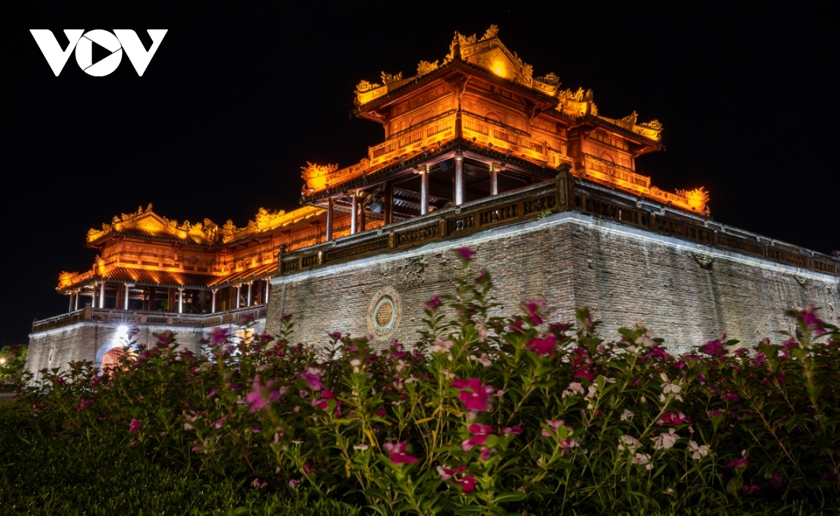 Above the main gate is Lầu Ngũ Phụng (Five-Phoenix Pavilion) which has two floors erected on an ironwood frame structure with 100 pillars. It is said the number 100 represents the harmony of Yin and Yang, while some others say it is a symbol of the power of a hundred families.