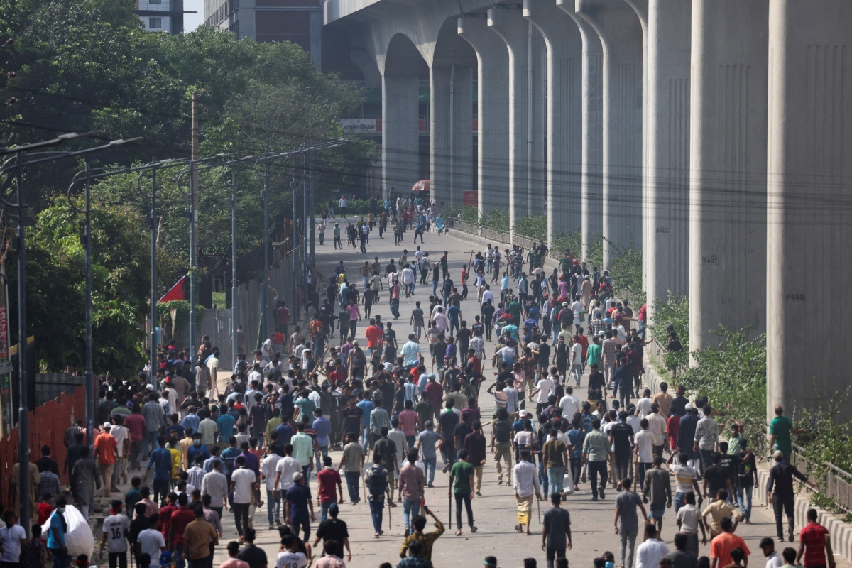 Người biểu tình tràn xuống đường tại khu vực Bangla Motor ở thủ đô Dhaka, Bangladesh, ngày 4/8 (Reuters)