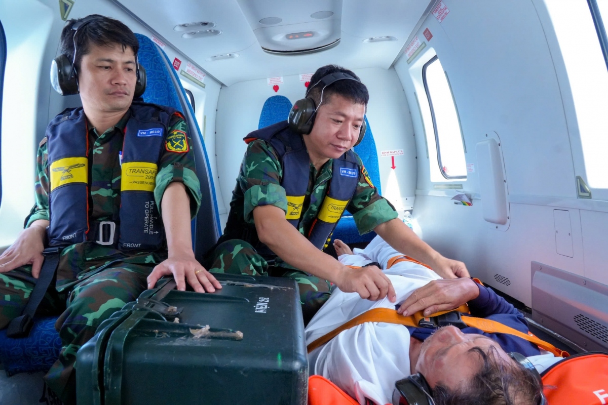 Việc vận chuyển các bệnh nhân gặp nhiều khó khăn do tình trạng bệnh nặng, thời tiết xấu, không gian máy bay chật hẹp (Ảnh: BVCC)