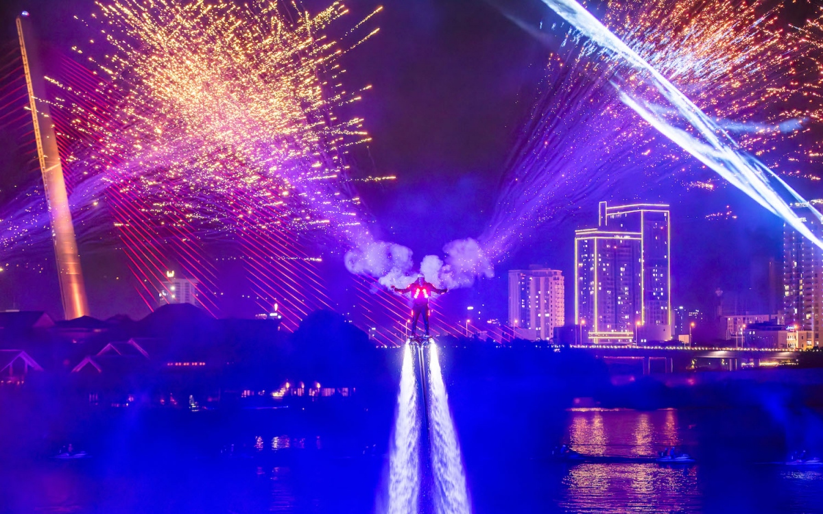 Những “đôi cánh pháo hoa” làm nên thương hiệu cho show diễn Symphony of River