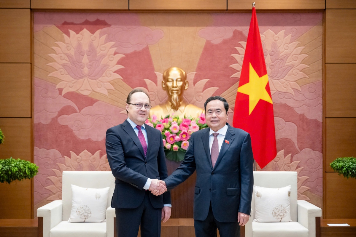 Chủ tịch Quốc hội Trần Thanh Mẫn và Đại sứ Gennady Bezdetko.