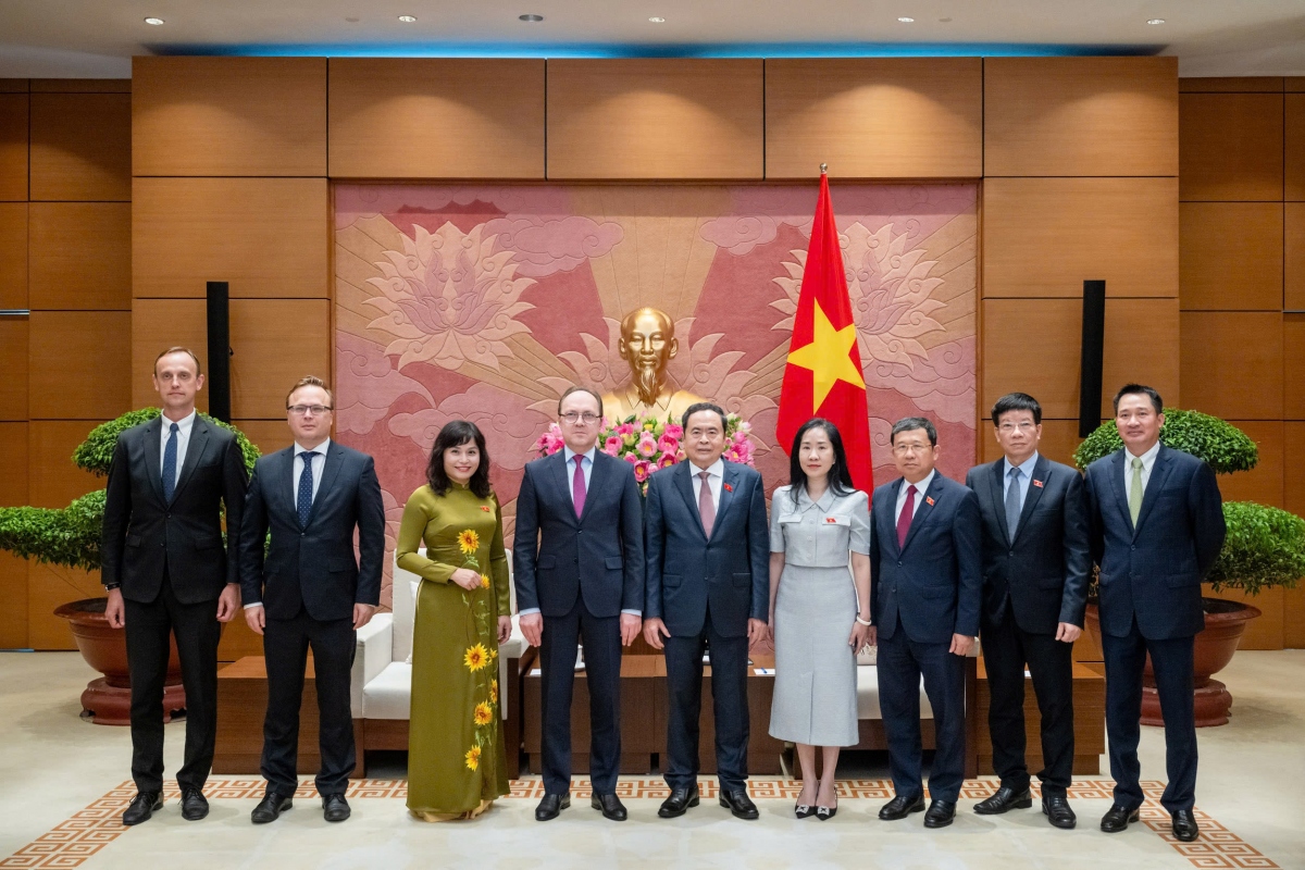 Các đại biểu chụp ảnh lưu niệm chung