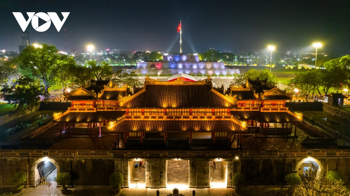 On the roof tiles are various animals and creatures to ward off evil. The main hall is flanked by two side pavilions, which were reserved for members of the court. From the main hall, the emperor would watch troop movements and his subjects bringing homage.