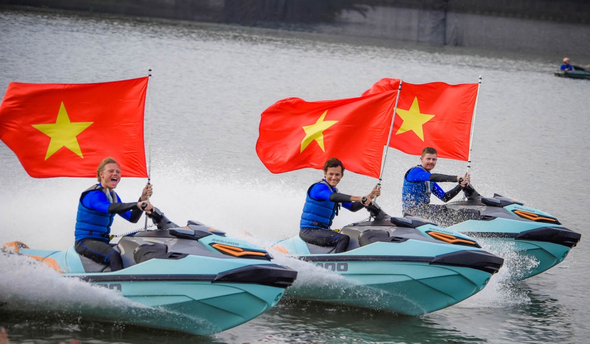 Hình ảnh cờ Tổ quốc xuất hiện đầy tự hào trong show diễn Awaken River