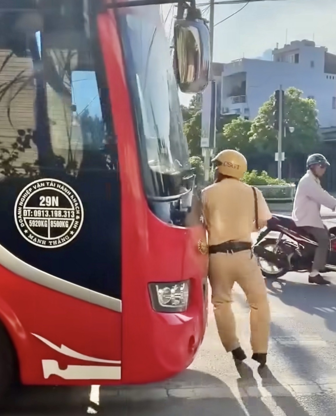 Lái xe cố tình điều khiển phương tiện, huých vào cán bộ tổ công tác rồi bỏ chạy (Ảnh cắt từ clip)