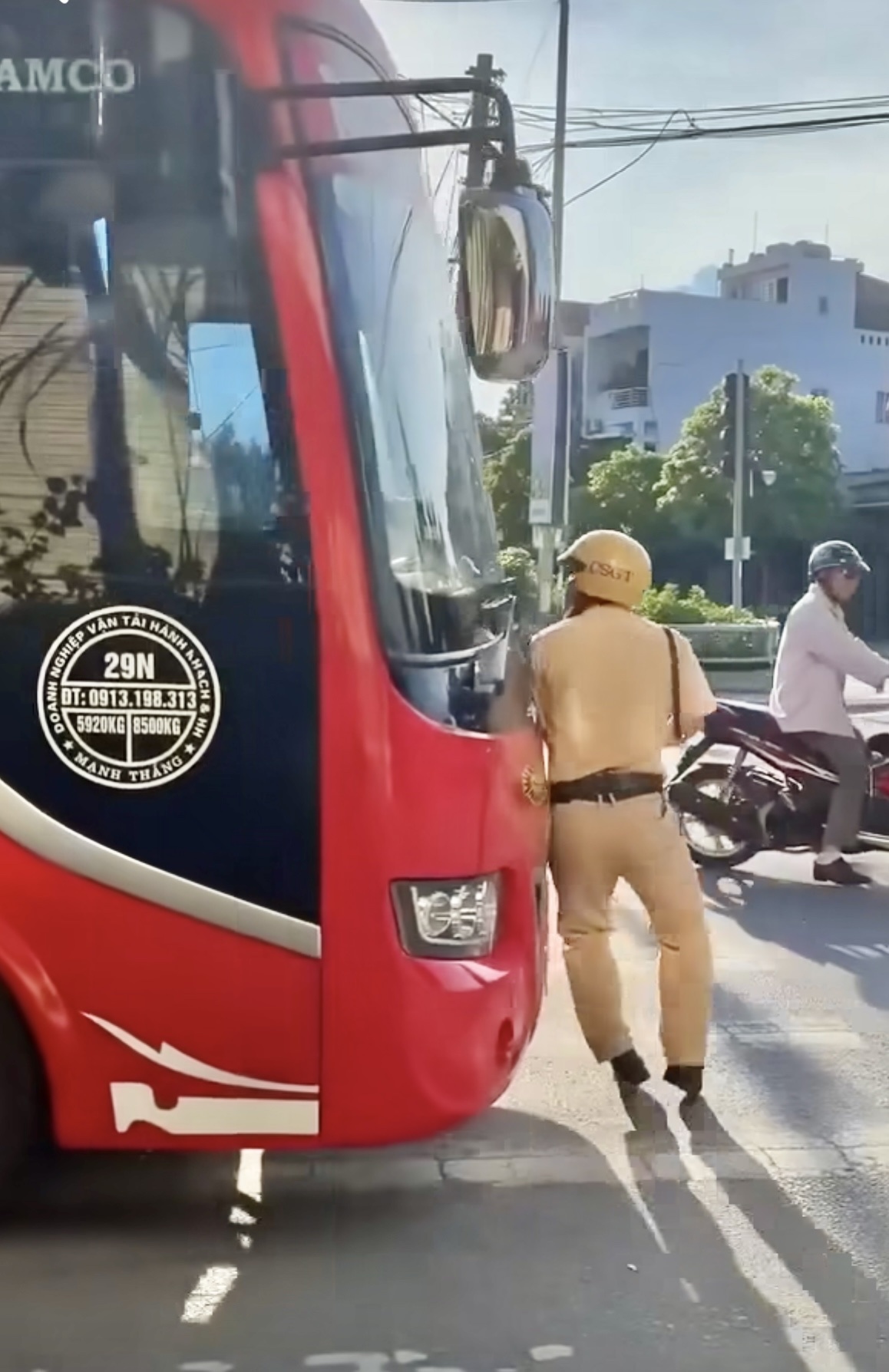Lái xe không tuân thủ hiệu lệnh của CSGT, điều khiển phương tiện chèn ép lực lượng chức năng khi bị kiểm tra do vi phạm quy định an toàn giao thông. (Ảnh cắt từ clip)