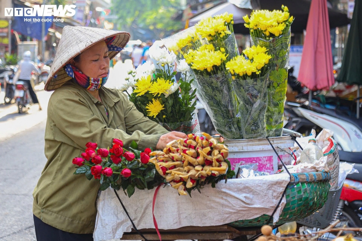 Giá hoa tươi dịp rằm tháng 7 cũng tăng nhẹ từ 3.000 - 5.000 đồng/bông, cành so với ngày thường.
