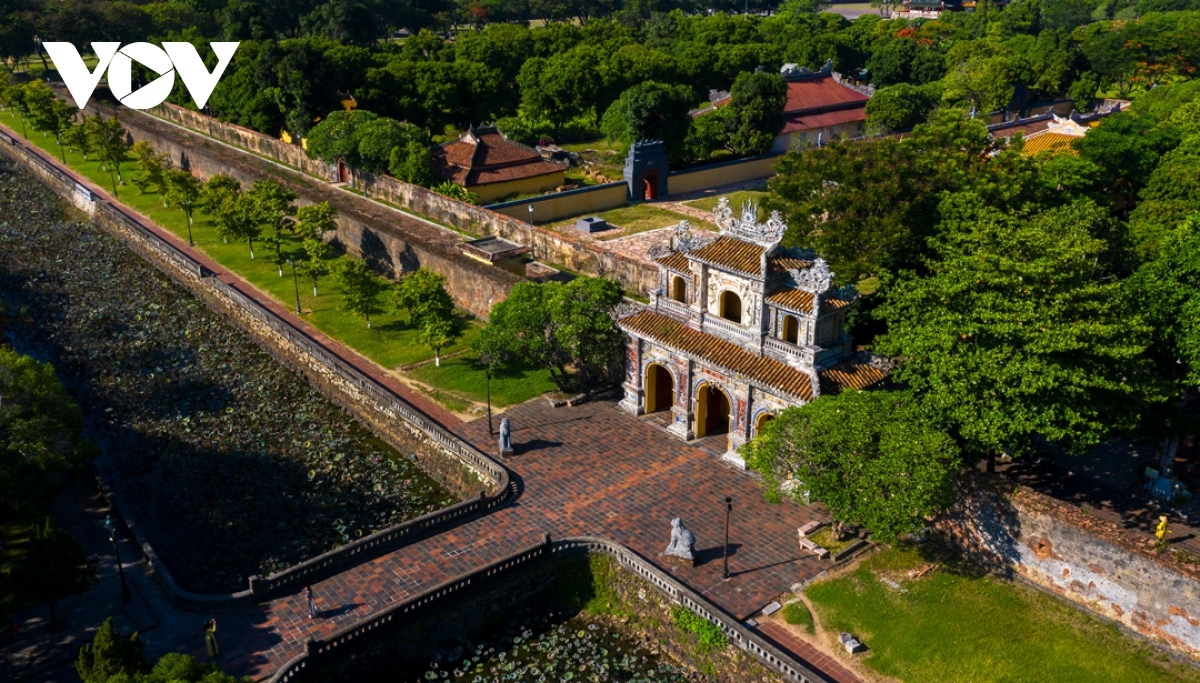 Hiển Nhân Môn (East gate) is located on the east side of Hue Imperial Citadel, for mandarins and men entering and leaving the citadel. The gate was built in 1805, under the reign of King Gia Long. During the reign of King Minh Mang in 1833, the door was decorated with porcelain pieces. During the reign of King Khai Dinh, it was restored again. The door was completely destroyed by bombardment during the war in 1968.