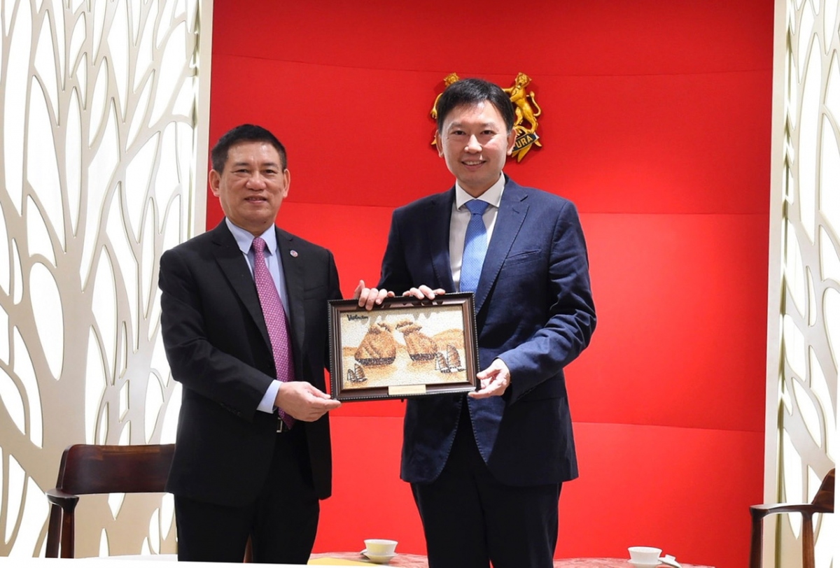 Bộ trưởng Hồ Đức Phớc và Bộ trưởng thứ hai, Bộ Tài chính Singapore Chee Hong Tat chụp ảnh lưu niệm