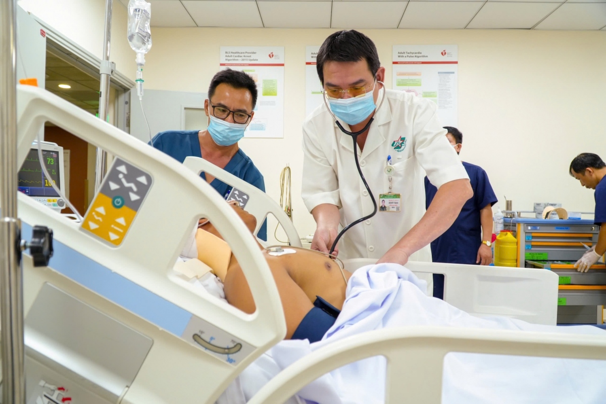 TS.BS Bùi Đức Thành, Phó Giám đốc Bệnh viện Quân y 175 trực tiếp thăm khám cho các bệnh nhân ngay sau khi máy bay hạ cánh (Ảnh: BVCC)