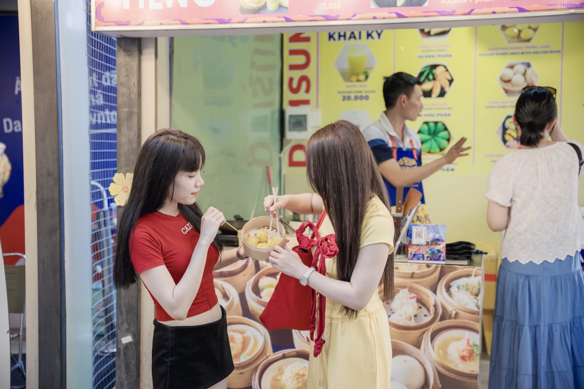 Giới trẻ thích thú khám phá thế giới ẩm thực Đà thành tại chợ đêm Vui Fest