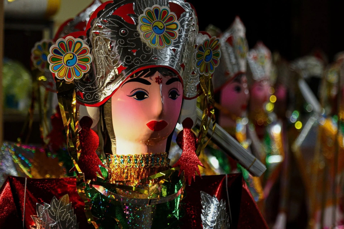 "Hình nhân bà chúa, quan, ngựa, voi, thuyền rồng dược chúng tôi sản xuất quanh năm, không chỉ dịp rằm tháng 7, đặc biệt thời điểm bán chạy nhất là vào tháng 8, tháng 9 âm lịch vì tháng đó nhiều người đi lễ đền chùa, hầu đồng", một người nói.