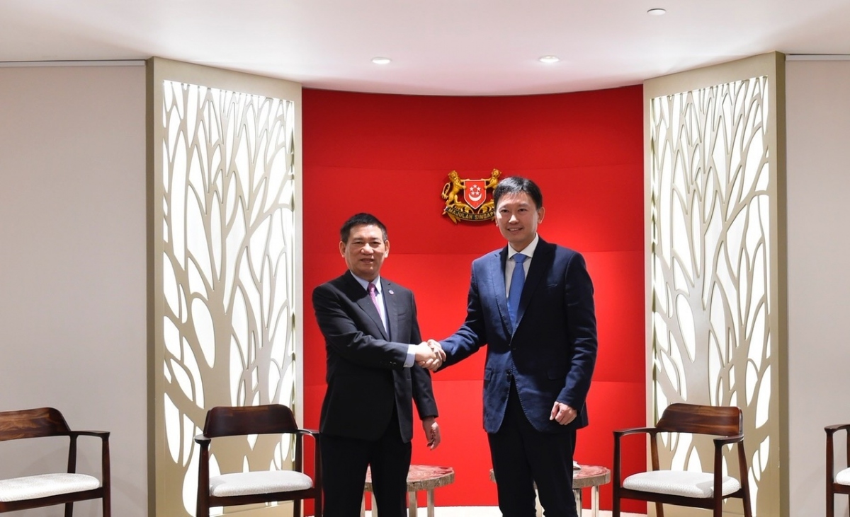 Bộ trưởng thứ hai, Bộ Tài chính Singapore Chee Hong Tat chào mừng Bộ trưởng Hồ Đức Phớc tại trụ sở Bộ Tài chính Singapore