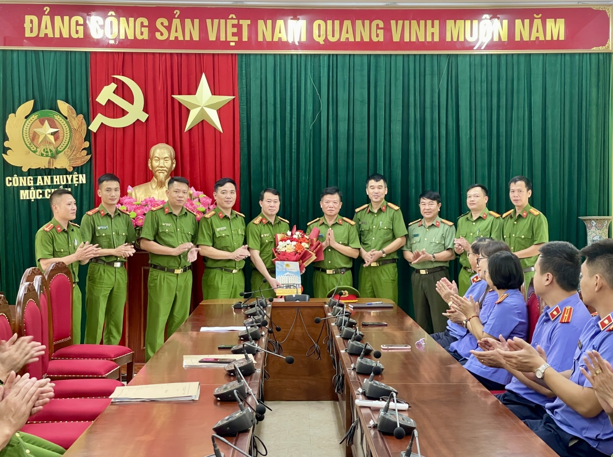 Ban Giám đốc Công an tỉnh Sơn La thưởng nóng Ban Chuyên án bắt giữ 3 đối tượng Chư Chú và Mụa ngày 4/8/2024