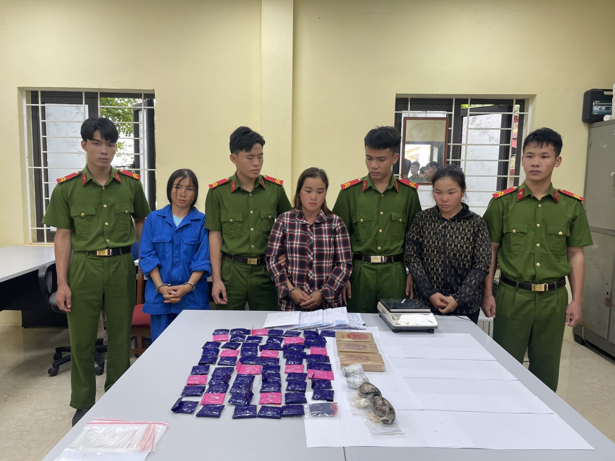 Các đối tượng Chư, Chứ và Mụa cùng tang vật tại cơ quan Công an