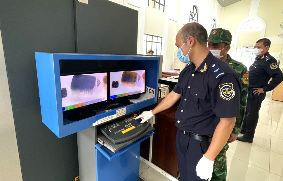 Lực lượng chức năng thực hiện thủ tục soi chiếu