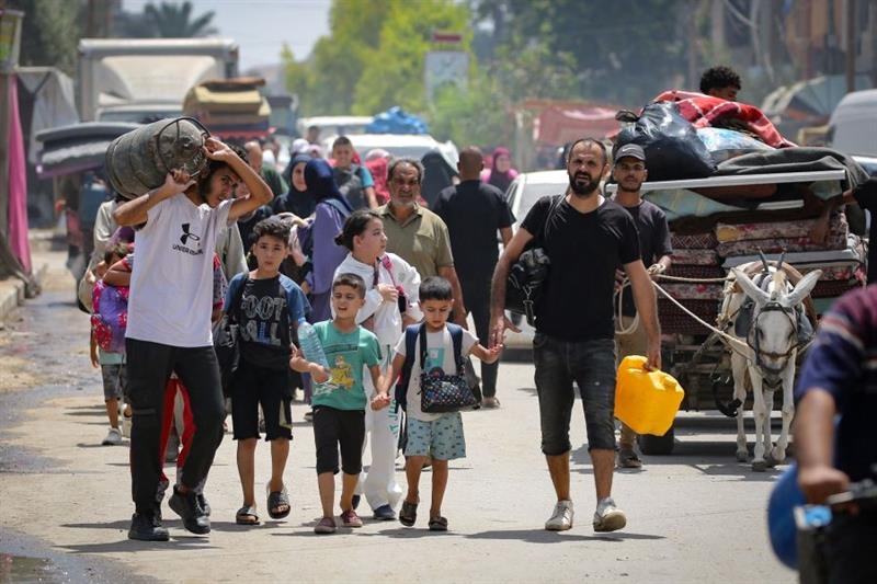 Người dân Palestine di tản khỏi Deir Al-Balah ở miền Trung dải Gaza. (Ảnh: AFP)
