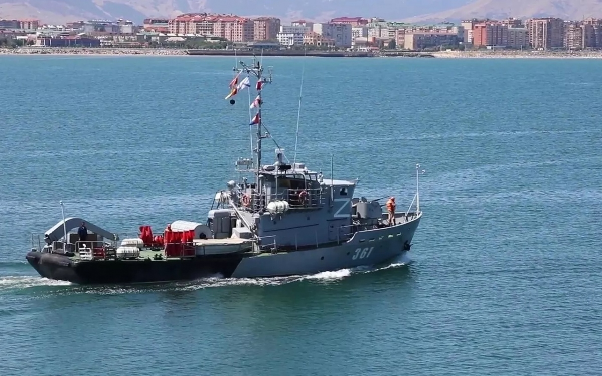 Tàu phá thủy lôi "Korund" RT-71 của dự án 1258. Tàu này cũng thuộc hạm đội Caspia.