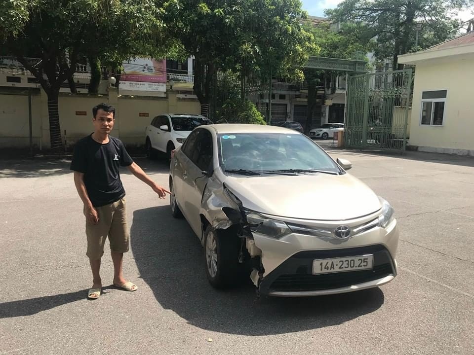 Nguyễn Duy Hùng và chiếc xe gây tai nạn tại cơ quan công an