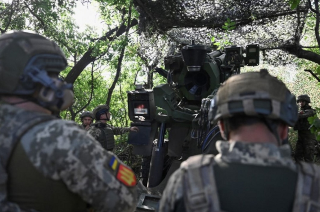 Pháo binh Ukraine đang vận hành pháo Caesar gần Pokrovsk, hôm 13/8. Ảnh: Reuters
