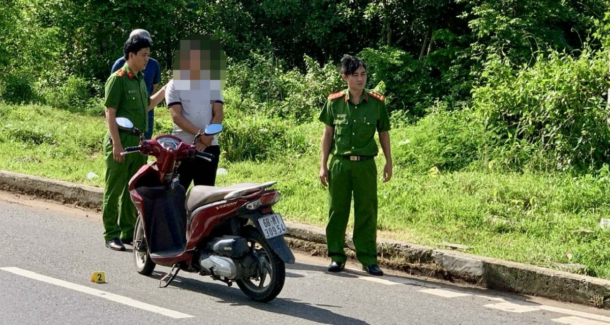 Tài xế xe đông lạnh tại hiện trường vụ việc (ảnh: Thái Bình)