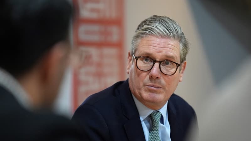 Thủ tướng Anh Keir Starmer đã yêu cầu lực lượng cảnh sát tại các thành phố lớn duy trì tình trạng báo động trước nguy cơ xảy ra bạo loạn trong các ngày cuối tuần sắp tới. Ảnh: BFMTV