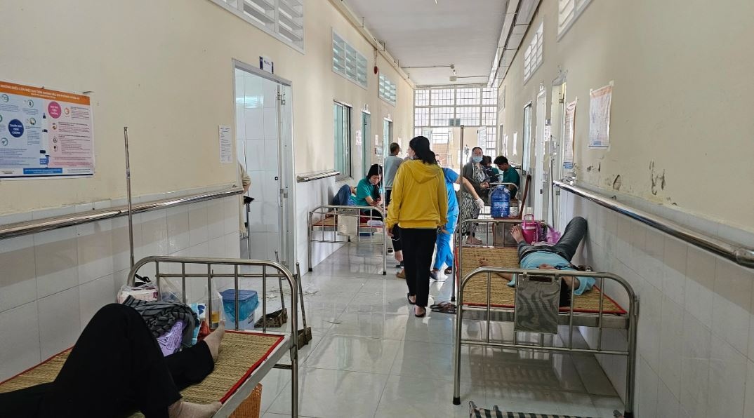 Các bệnh nhân đang nằm tại bệnh viện. Ảnh: Nam Long