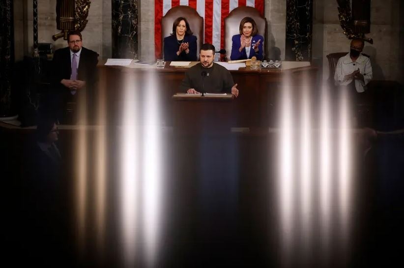 Phó Tổng thống Kamala Harris và Chủ tịch Hạ viện Nancy Pelosi lắng nghe Tổng thống Ukraine Volodymyr Zelensky phát biểu tại cuộc họp chung của Quốc hội Mỹ ngày 21/12/2022. Ảnh: Getty