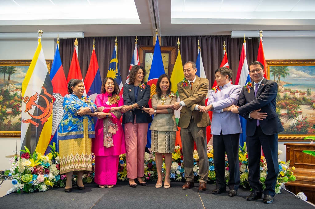 Đại sứ các nước ASEAN tham dự giao lưu chụp ảnh kỷ niệm. (Nguồn: ĐSQ Việt Nam tại New Zealand)