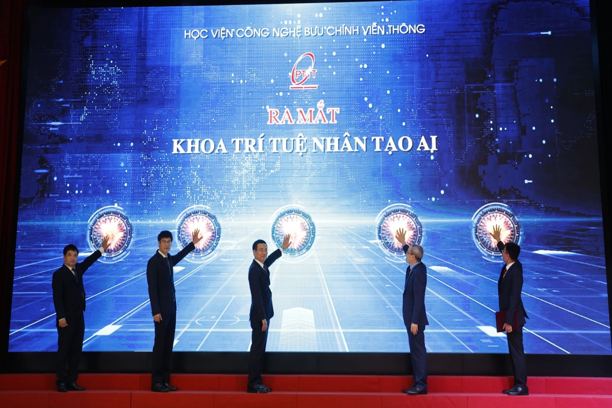 Bộ trưởng Nguyễn Mạnh Hùng và các thứ trưởng Bộ TT&amp;TT cùng lãnh đạo Học viện Công nghệ Bưu chính Viễn thông làm nghi thức thành lập khoa Trí tuệ nhân tạo