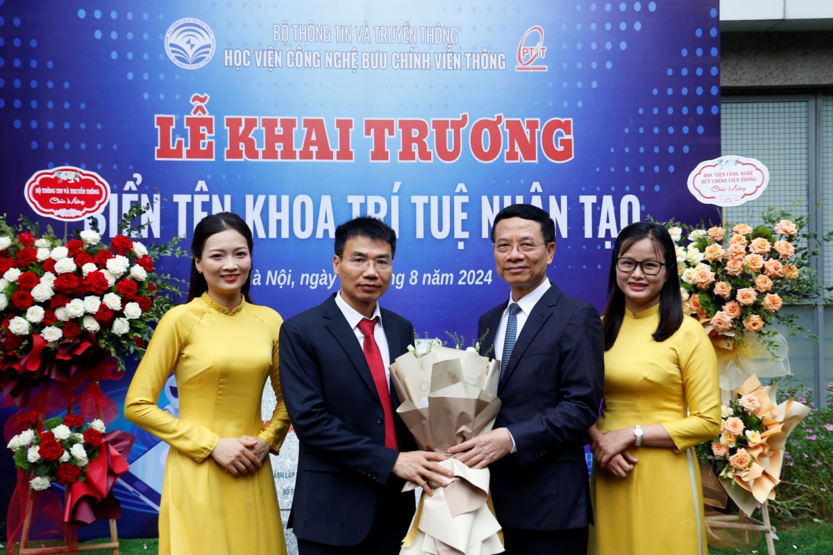 Bộ trưởng Nguyễn Mạnh Hùng chúc mừng lãnh đạo Học viện