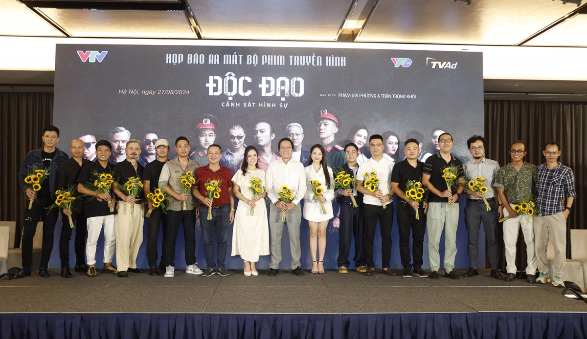 Đoàn phim "Độc đạo" ra mắt báo chí.