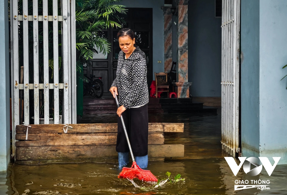 Bà Nguyễn Thị Xuyến nhà ngay đầu xóm Bến Vôi cho biết, đến thời điểm này mực nước ở đoạn đầu xóm cũng đã rút bớt nhưng đi vào sâu trong xóm vẫn còn nhiều đoạn ngập sâu: “Từ hôm ngập đến giờ tôi không ở nhà đây, thi thoảng mới về để tát nước ra ngoài, cũng chẳng dọn dẹp được gì nhiều, chủ yếu vẫn là ở trên trang trại. Mấy hôm mưa to, trang trại cũng ngập tràn hết cá ra ngoài hết”.