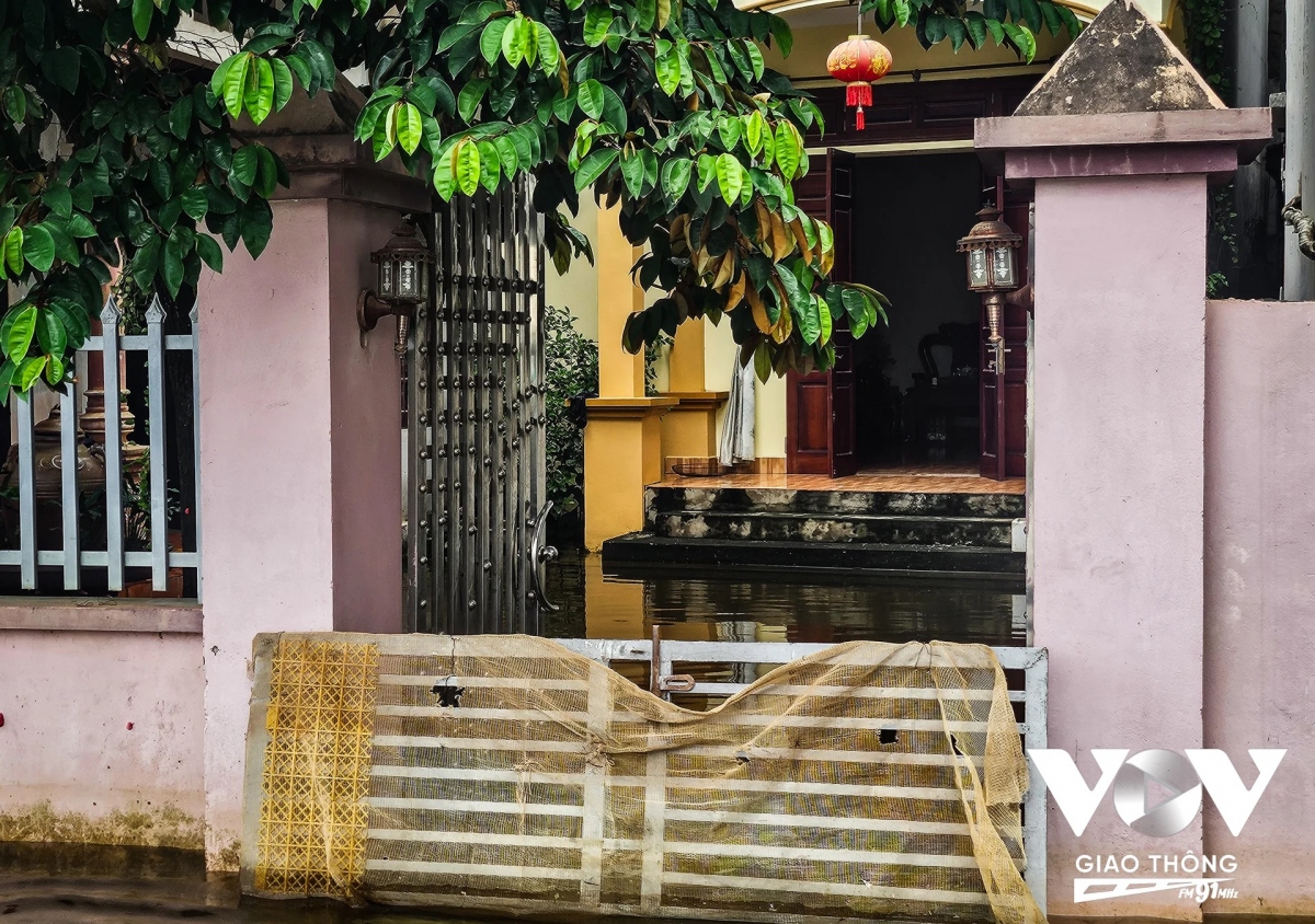 Được biết, khu vực này trước là bến thuyền trung chuyển vật liệu xây dựng, địa hình trũng thấp, chịu ảnh hưởng nặng nề khi nước sông Tích (sông Tích Giang) dâng cao (Ảnh: Chặn nước không kịp thì cũng chặn cho bớt rác vào nhà).