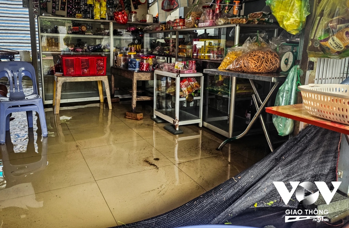 Nước tràn vào nhà khiến cuộc sống của người dân cũng trở nên bất tiện