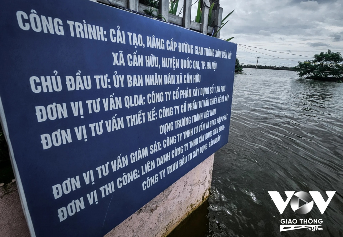 Mặc dù có công trình cải tạo, nâng cấp đường giao thông xóm Bến Vôi nhưng chưa xây xong, nên việc di chuyển cũng nhiều bất tiện