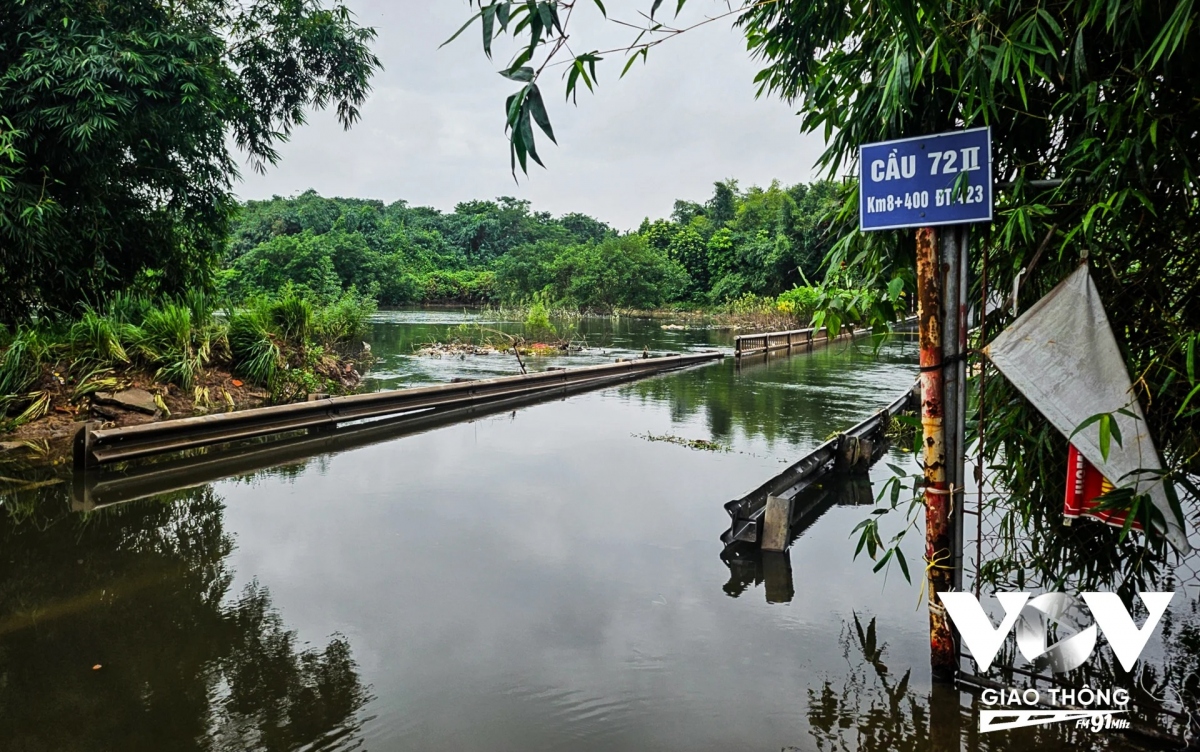 Do nơi đây có sông Đáy chảy qua nên nước rút rất chậm