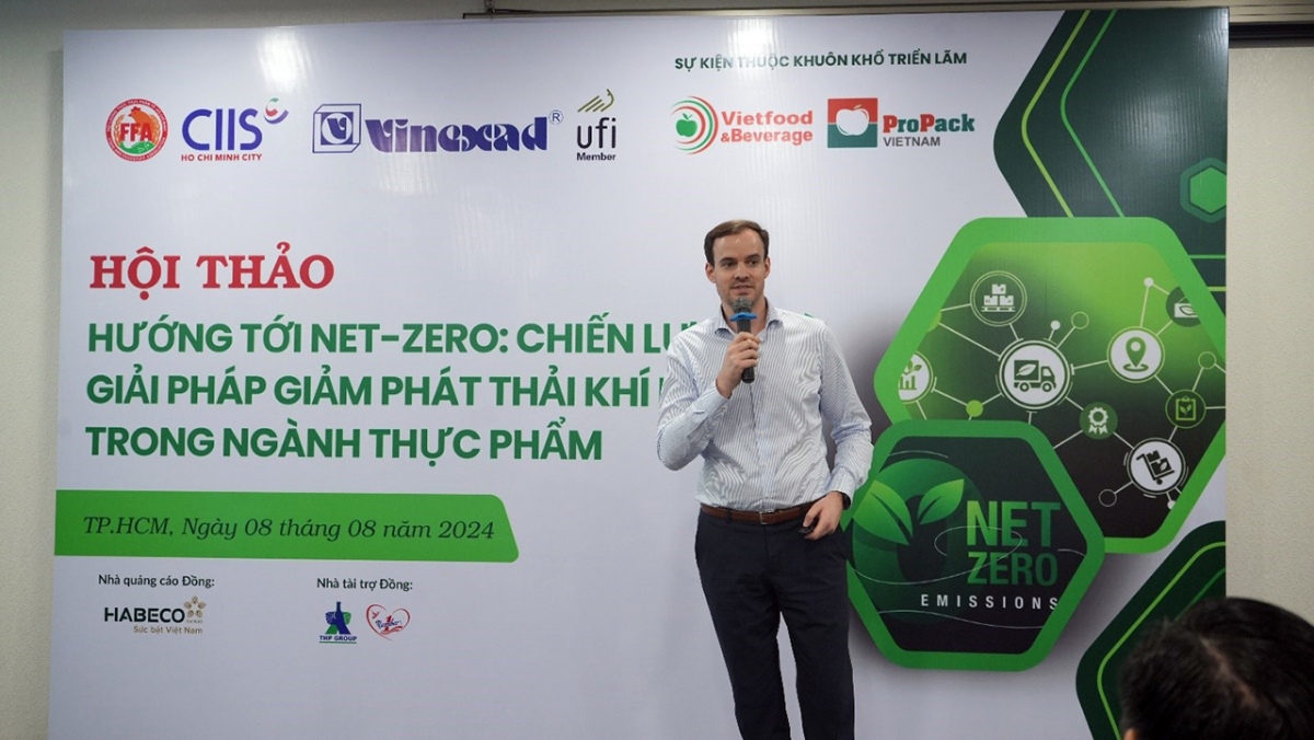 Ông Vincent Mauer - Tổng giám đốc Công ty TNHH GEA Việt Nam và Philippines chia sẻ tại hội thảo “Hướng tới Net-Zero: Chiến lược và giải pháp giảm phát thải khí nhà kính trong ngành thực phẩm” tại TP HCM