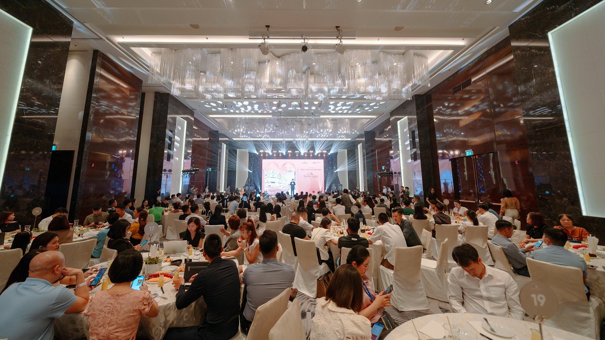 The S-Boutique vừa ra mắt đã trở thành tâm điểm của khu Tây Hà Nội, thu hút đông đảo nhà đầu tư